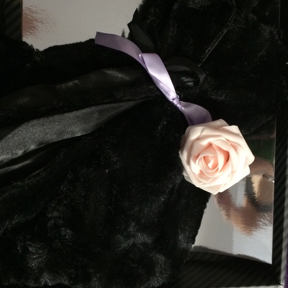 BNWT! Luxurious FAUX-FUR THROW! Perfect 4 Cuddles!